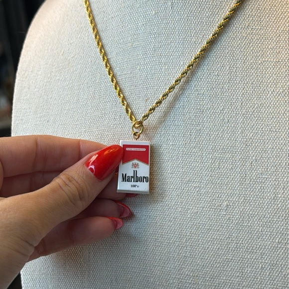 Marlboro Cigs on 18kt gold plated 18” chain - Picture 5 of 7